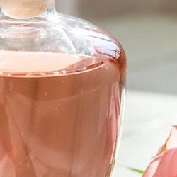 玫瑰露酒：中国传统花露酒的经典之作与养生魅力