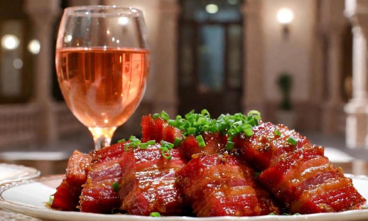 家庭版蜜汁叉烧：加玫瑰露酒的秘诀，色泽红亮超香嫩